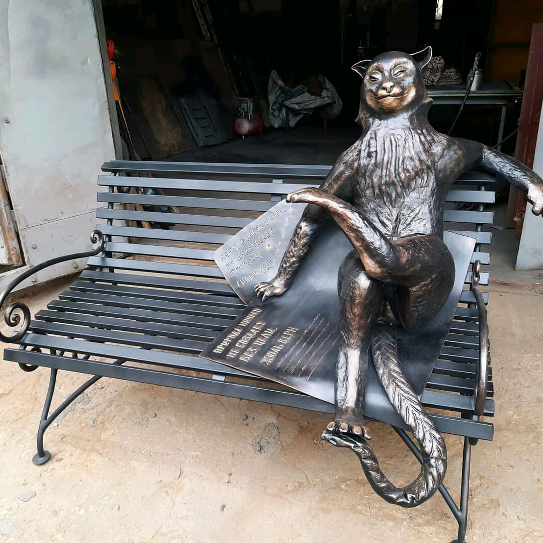 Скульптура из металла кот на лавке