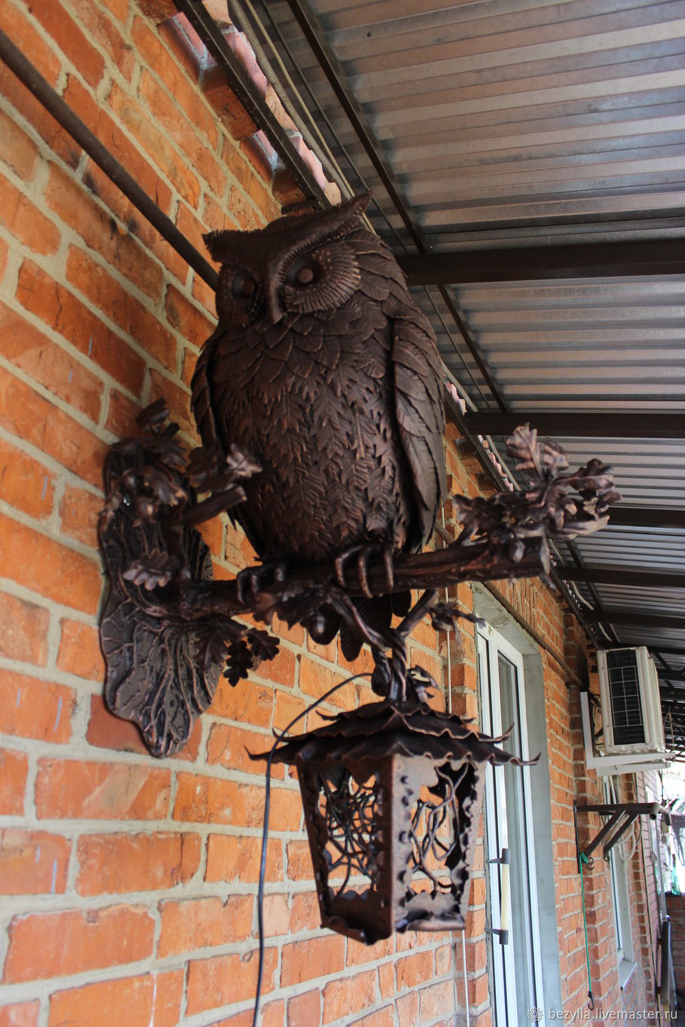 Скульптура из металла сова на фонаре