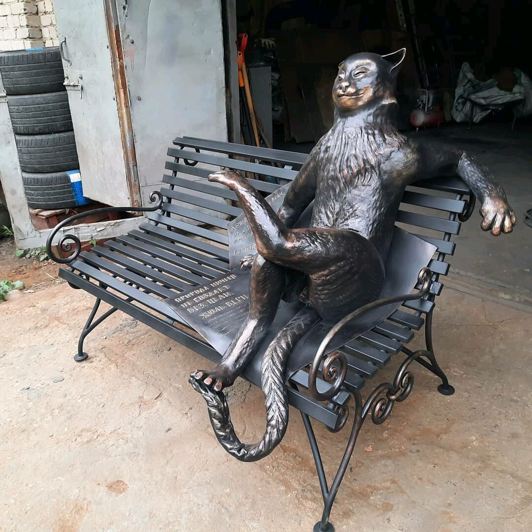 Скульптура из металла кот на лавке