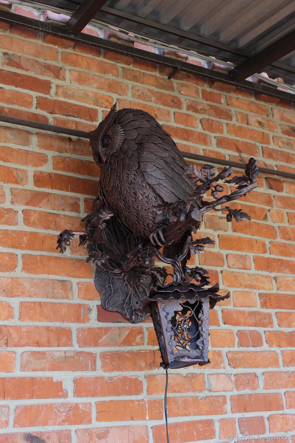 Скульптура из металла сова на фонаре