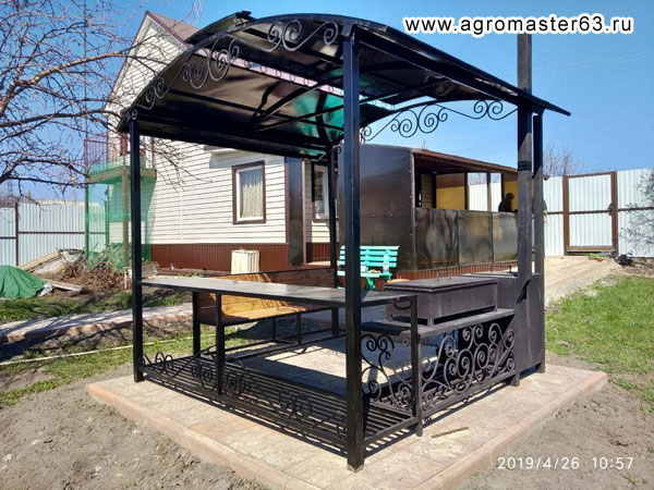 Площадка для барбекю на даче с навесом