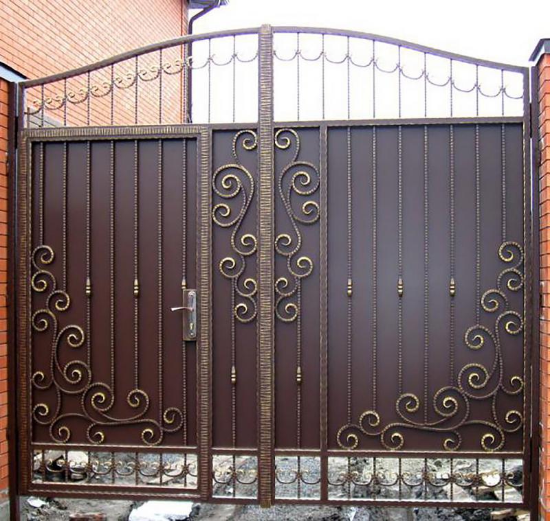 Кованые ворота со встроенной калиткой внутри ворот фото