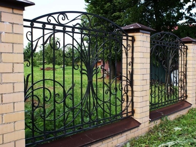 Заборы кованые для частного дома фото на железных столбах
