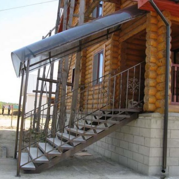 Крыльцо в дом с навесом