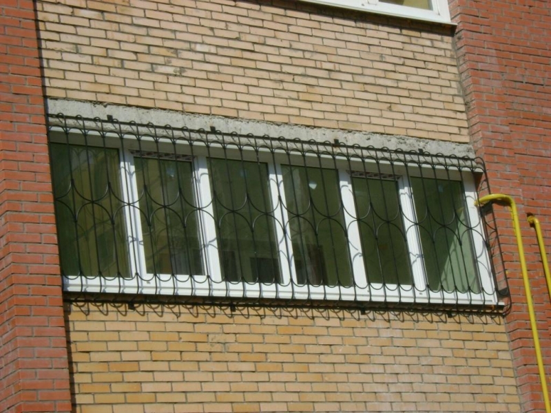 Металлические решетки на балкон. Балконная решетка. Балконы.окна.решетки. Балкон с железной решеткой.