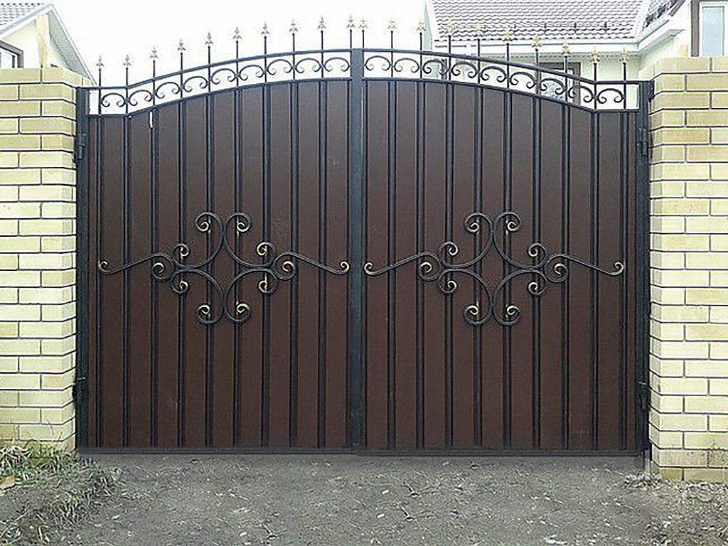 Кованые ворота и калитки для частного дома фото из профнастила