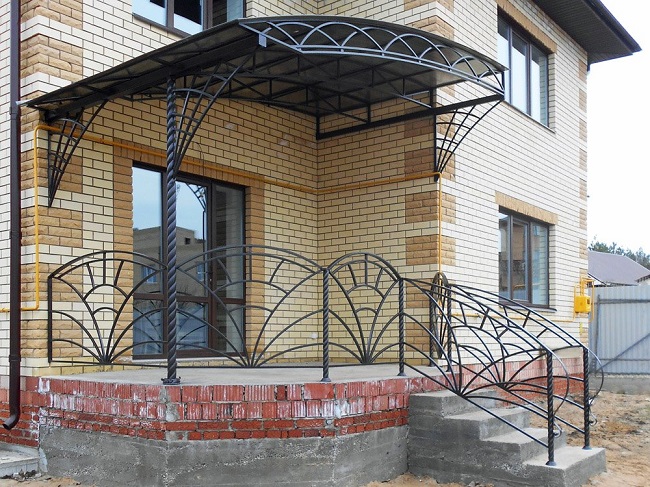 Навес над крыльцом частного дома фото