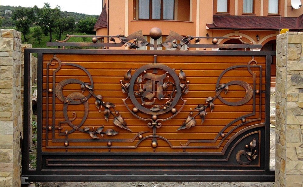 Деревянные ворота с ковкой фото